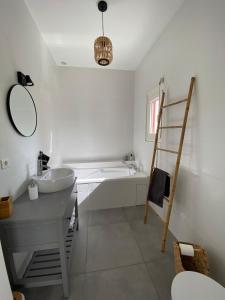 un baño con lavabo y bañera en La Casita, en Arès 26 fotos más