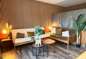 a living room with a couch and a table at Studio familial, chaleureux, pied des pistes, 5e étage, côté calme in Superdevoluy