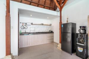 Private Suite in Tropical Pool Villa的厨房或小厨房