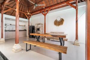 Private Suite in Tropical Pool Villa的厨房或小厨房