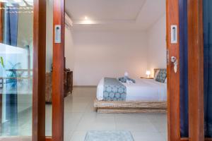 Private Suite in Tropical Pool Villa客房内的一张或多张床位
