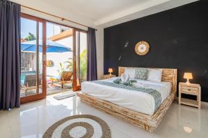 塞米亚克Private Suite in Tropical Pool Villa的一间带大床的卧室和一个阳台