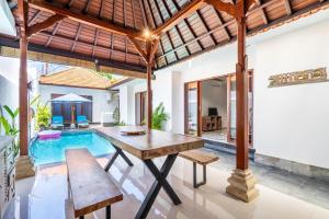 Private Suite in Tropical Pool Villa内部或周边的泳池