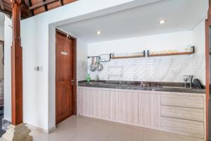 塞米亚克Private Suite in Tropical Pool Villa的一个带水槽和木门的厨房