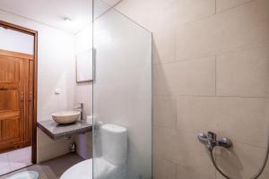 Private Suite in Tropical Pool Villa的一间浴室