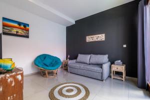 Private Suite in Tropical Pool Villa的休息区