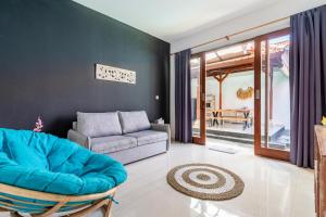 Private Suite in Tropical Pool Villa的休息区