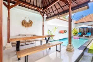 Private Suite in Tropical Pool Villa内部或周边的泳池