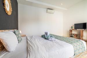 Private Suite in Tropical Pool Villa客房内的一张或多张床位