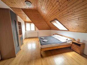 En eller flere senge i et værelse på Holiday home in Balatonfenyves 35176