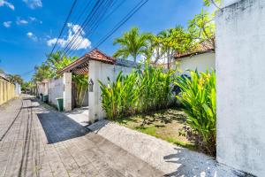 塞米亚克Private Suite in Tropical Pool Villa的棕榈树房子的街道