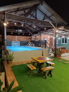 Swimmingpoolen hos eller tæt på De sepakat cottage private pool