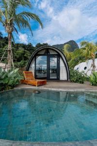 クチンにあるCocoon Resort Kuchingの椅子とプールのあるガゼボ