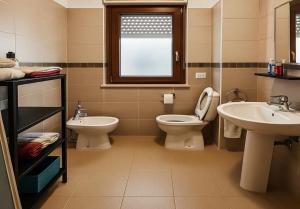 een badkamer met toilet en wastafel bij Totò's GreenVillage in Monterotondo