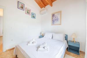 A bed or beds in a room at Maistroshome