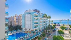Bazén v ubytování Mesut Hotel nebo v jeho okolí