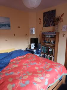 Postel nebo postele na pokoji v ubytování Cotswold Terrace room