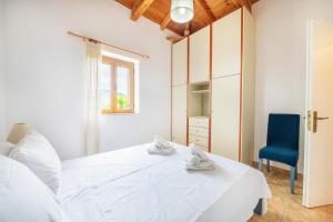 A bed or beds in a room at Maistroshome