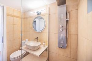 A bathroom at Maistroshome