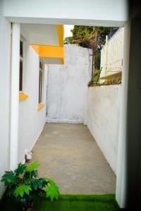 un pasillo de un edificio con una puerta abierta en Modern, Spacious , Executive 1Bedroom Apartment, Milimani, Kisumu, Kenya, en Kisumu