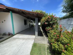 un portico di una casa con fiori di Casa de Praia em Sonho verde a Paripueira
