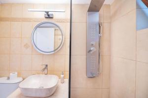 A bathroom at Maistroshome Még 36 kép