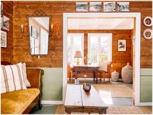 a living room with a couch and a table at Elins gjestehus in Egersund