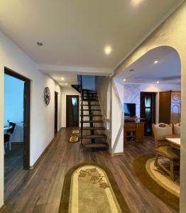 una sala de estar con una escalera de caracol en una casa en Casa Ioana Moisei, en Moisei