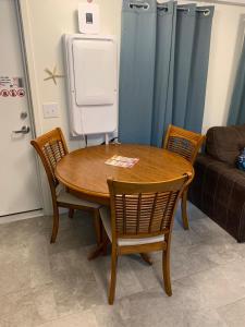 Köök või kööginurk majutusasutuses Pet-Friendly! Fully Fenced Backyard Oasis, PCB