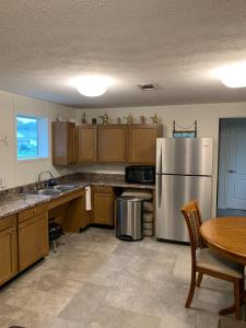 Köök või kööginurk majutusasutuses Pet-Friendly! Fully Fenced Backyard Oasis, PCB