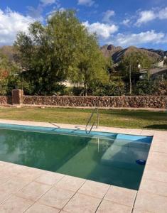 Бассейн в Family Mountain River House или поблизости