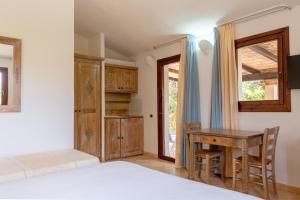 Кровать или кровати в номере Porto Giunco Residence
