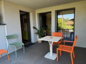 Beaumont-lès-ValenceMagnifique Studio dans Villa Contemporaine au Calme avec Piscine & Parking Privé à Beaumont les Valence & Montéléger的庭院配有桌椅和桌椅