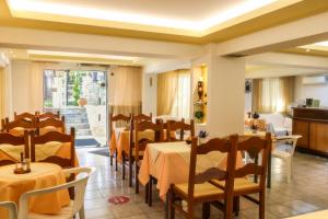 A seating area at Vlachogiannis Hotel