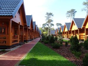 a row of cottages with green grass at Ośrodek Wypoczynkowy Inco in Międzywodzie