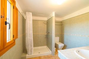 a bathroom with a shower and a toilet and a sink at Casa de las Cañas by Rosas Cantares in Pizarra