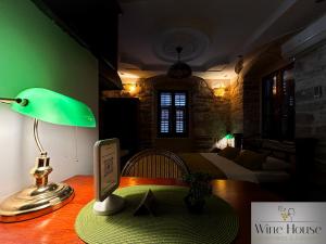 Voodi või voodid majutusasutuse Apartments Wine House Old Town toas