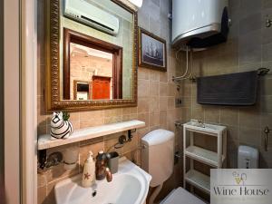 Vannituba majutusasutuses Apartments Wine House Old Town