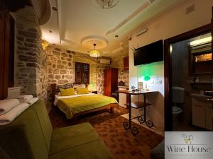 Voodi või voodid majutusasutuse Apartments Wine House Old Town toas