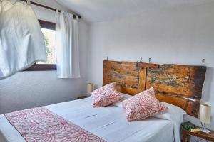 a bedroom with a bed with pink and white pillows at Elegant Seaview Home w AC e Free Private Park in Simius
