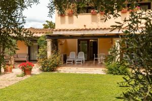 Сад в Porto Giunco Residence