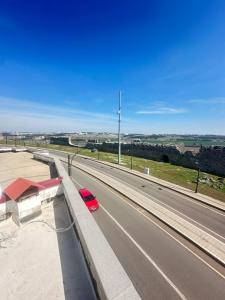 Un coche rojo circula por una autopista en Star Hotel, en Diyarbakir