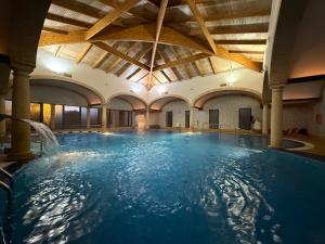 una piscina en un edificio con una fuente de agua en Balneario Cervantes, en Santa Cruz de Mudela