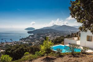 a villa with a view of the ocean at villa Agnantia, Leros in Lakkíon