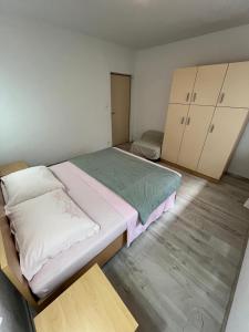 Postel nebo postele na pokoji v ubytování Apartmani Ana Juricev Vodice