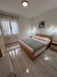 Postel nebo postele na pokoji v ubytování Apartmani Ana Juricev Vodice