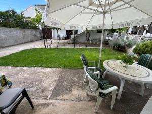 Zahrada ubytování Apartmani Ana Juricev Vodice