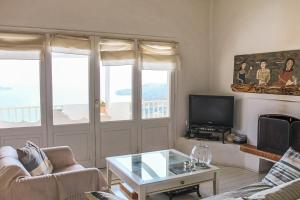 a living room with a couch and a tv at villa Agnantia, Leros in Lakkíon