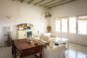 a living room with a table and a couch at villa Agnantia, Leros in Lakkíon