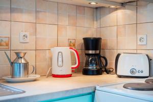 Coffee and tea making facilities at Maistroshome